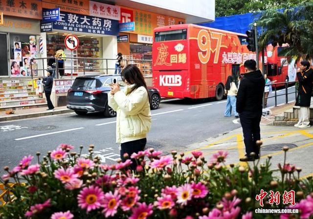 福州：复古港风布景点吸引市民参观