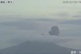 日本诹访之濑岛火山发生喷发图片