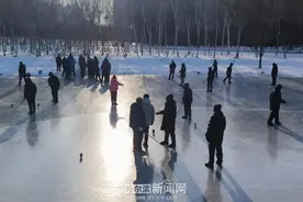 丁香公园天然冰场释放冰城热情与活力图片