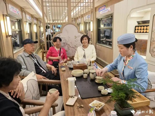 刚刚发车！酒店式“卧铺”来了，每个房间都能洗澡，还能K歌打麻将