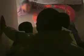 台风天上海一老人被困地下室电梯内，水淹至肩膀，民警成功救出图片