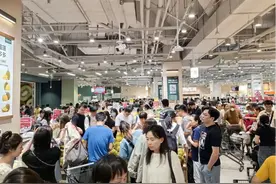 京东七鲜超市上海首店试营业，日均客流量超万人，多款商品被抢购一空图片
