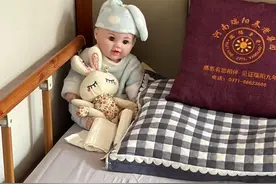 “即便遗忘全世界，我也不会忘记爱你”——认知症长者与“娃娃”的奇特缘分 | 被遗忘的时光图片