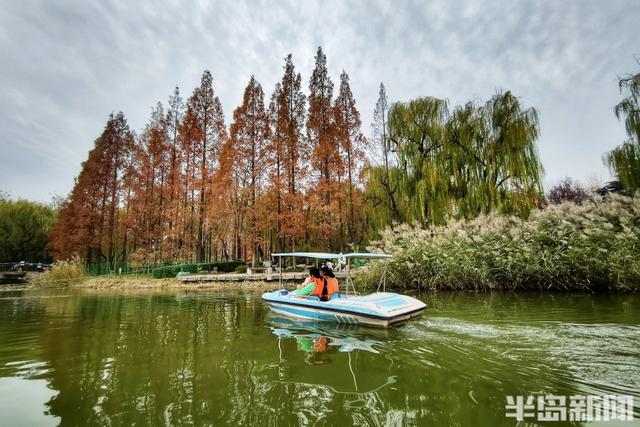 冬日暖阳映照，游人惬意泛舟