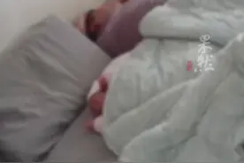 爸爸睡觉时误碰倒枕头捂住15天大婴儿，婴儿妈妈：幸好自己看监控及时发现图片