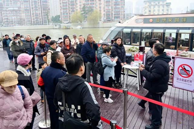 爆满！今天无锡这里排起长队