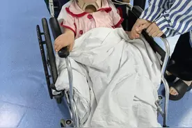 9岁女童不慎坠楼，交警警车开道一路喊话送医救回一命！父亲：孩子已脱离生命危险图片