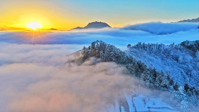 “机甲杜甫”漫步西岭雪山！2025成都市冬季文旅消费季暨第26届西岭雪山南国冰雪季启动