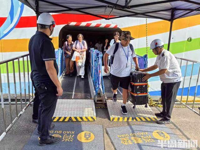 青岛邮轮母港迎复航以来首次“双邮轮同靠”