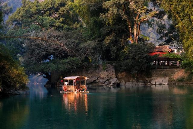 罗甸:冬日暖阳沐景区 游客畅游享闲情