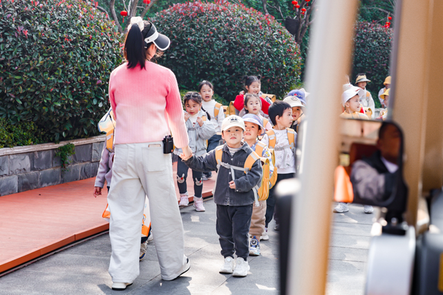 萌娃喊话“欢迎”萌翻游客，大V集体的DNA动了