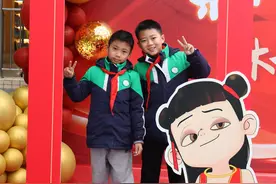 成都中小学开学啦！哪吒、AI等元素燃动校园图片