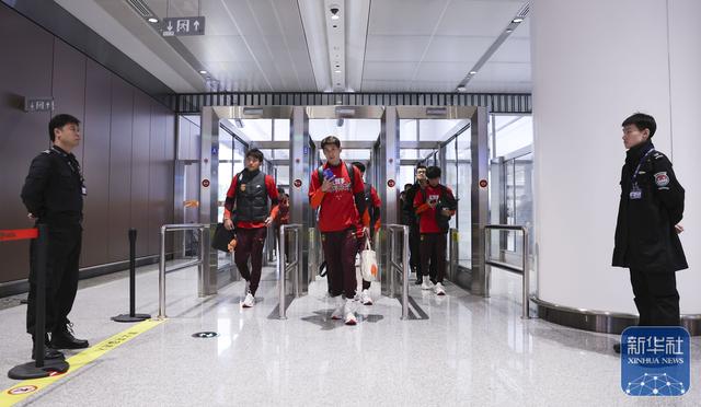 U23国足抵达北京，大批球迷到机场迎接