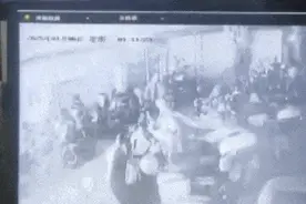火烧连营！60辆电动车付之一炬！图片