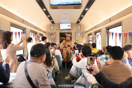 今冬首趟“悠享龙江·银旅号”冰雪旅游列车开行