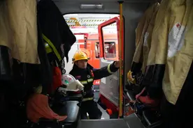 从“被爱”到“爱人”  上海哈尼族消防员把温暖传递回大山图片