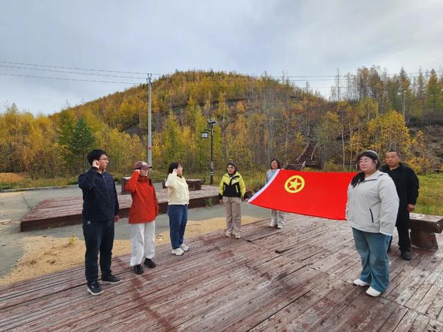 呼源镇团委开展“金秋登高展风采 凝心聚，力逐梦行”登山活动