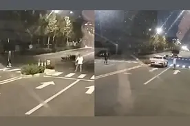 一对男女夜间站马路中间打羽毛球……网友：这是把马路当自家客厅吗？图片