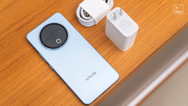 金标充电宝，带手机功能 | vivo Y500 上手体验
