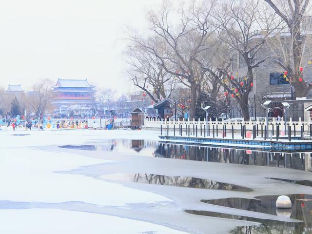 什刹海边古韵盎然！老北京胡同里灯笼披薄雪，分外静美