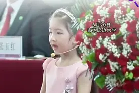 高校毕业典礼小女孩自信清唱，天籁童声带来动听送别视频封面