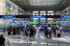 2025年新疆霍尔果斯口岸验放出入境人员增长31%图片