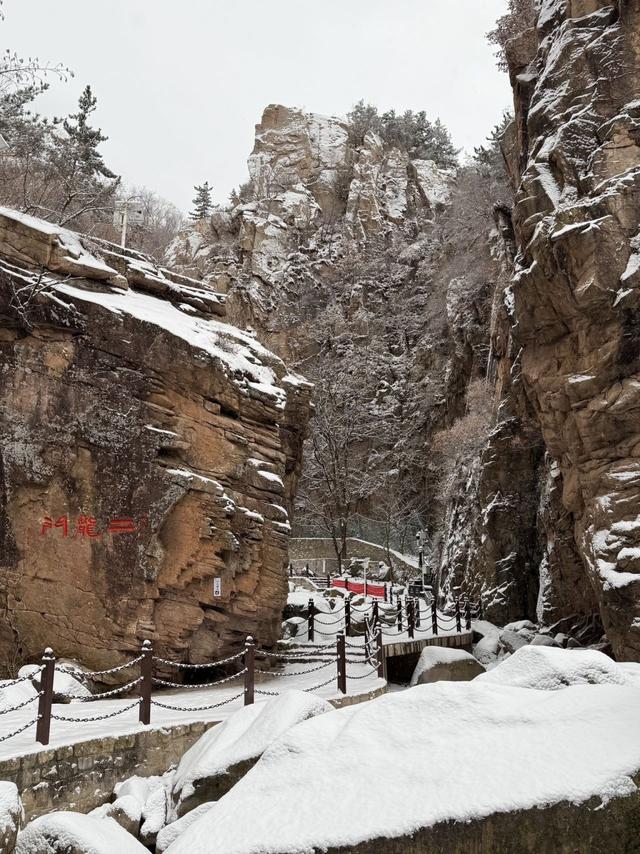 一夜雪花落崂山，琼楼玉宇翩若仙
