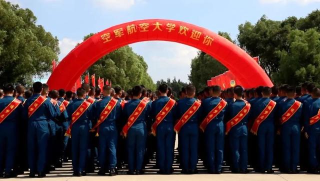 多名河南学生坐运-20飞机上大学