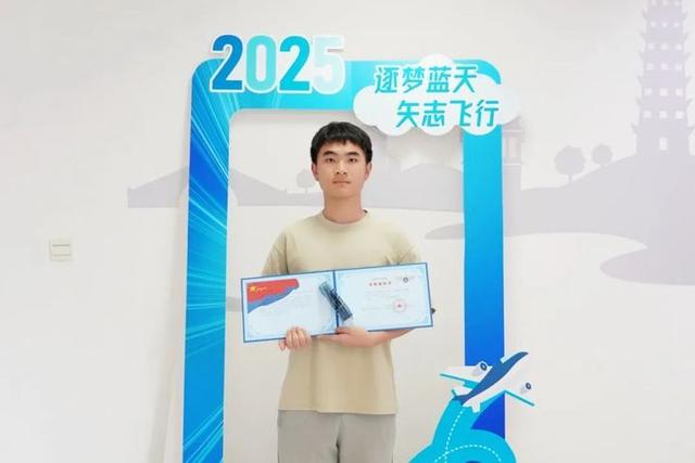 苏州学生坐运-20去报到