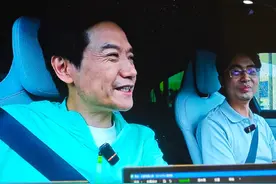 雷军回应在车间睡觉:确实是摆拍，逗大家开心图片