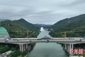 横跨供港水库 广东长深高速新丰江大桥合龙图片
