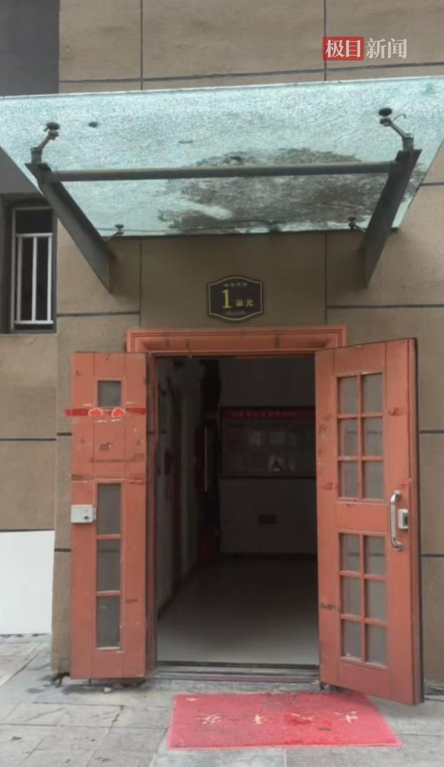 “妻儿三人被发小杀害案”明日开庭	，受害人婆婆泣不成声：孩子倒地上都扒不起来，嫌犯回到现场装无事安慰，撒谎掩盖自己受伤原因