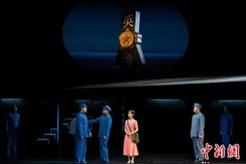 致敬英雄 大型话剧《钢铁战士》在穗上演图片