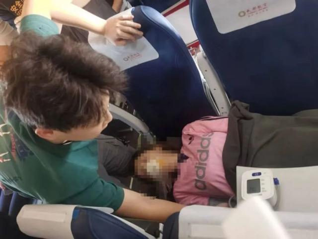 大二医学生飞机上救人被质疑“无执业资格”，当事人：紧急救助无需有证，并已在急诊见习半年；律师：确为见义勇为
