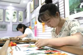 女孩隔窗递出的青蛙耳枕，表示“我愿意”——西秦刺绣：可追溯“文化美妙”，也可追求“生活美好”图片