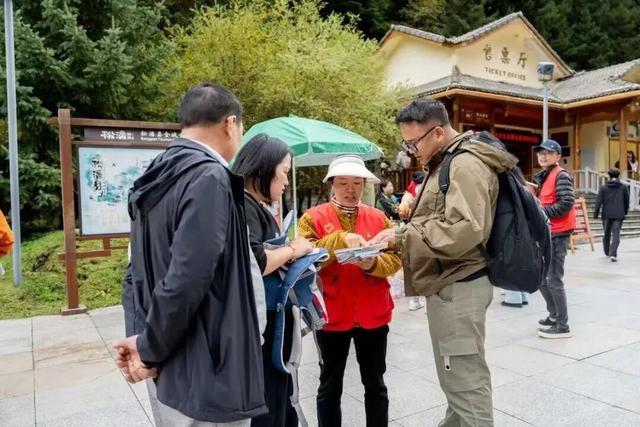 您的诗与远方，他们都始终在场——致敬国庆里的阿坝守护色