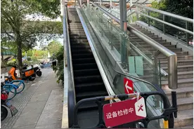 人行天桥3部电梯全部停运一月有余 挂上“检修中”标识牌后竟无人问津图片