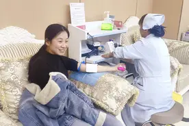 暖心一幕：“三八”节三门峡一护士献血助力病人手术图片
