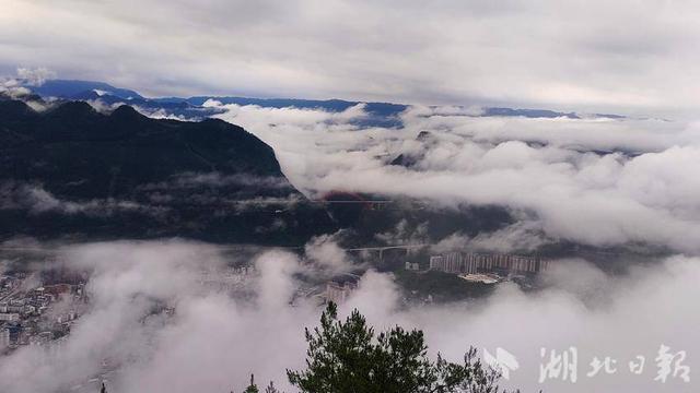鹤峰容美：雾漫清晨
