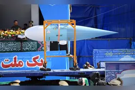 伊朗展示新型导弹和无人机图片