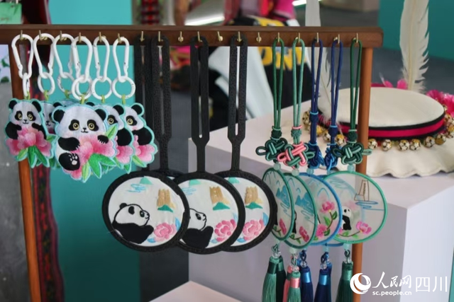 熊猫文创集市点亮蓉城 多元展览推动熊猫IP走向世界