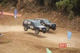 紧张刺激！荆门东宝圣境矿坑汽车场地越野赛激情上演图片