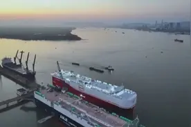 一次能装载9200辆汽车 全球最大汽车滚装船昨日试航图片