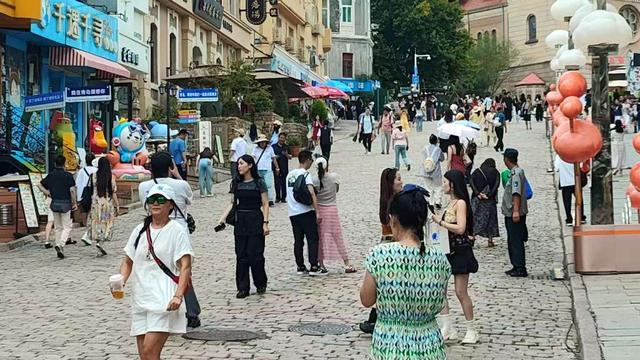 中山路老城区游客热情不减，岛城旅游“热”度不降
