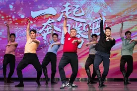 民族歌舞“国家队”直播间“一起奔腾” 网红院长姜铁红和神秘嘉宾PK再舞新曲图片
