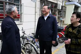 围绕城市运行安全隐患排查整治，陈吉宁走进黄浦老旧小区调研，倾听群众意见建议图片
