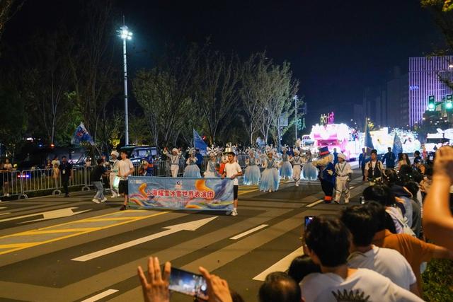花车巡游、光影节分会场双双亮相，光影点亮“年轻的城”