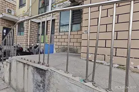 烟台民意通丨魁星苑小区5号楼下防护栏松动 社区居委会：已督促物业公司尽快更换修复图片