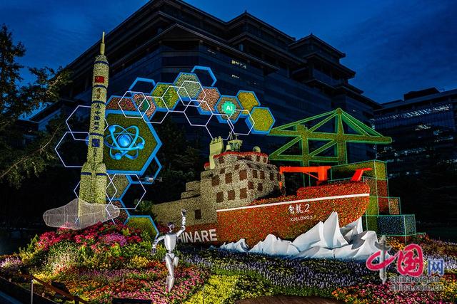 抗战胜利80周年主题花坛扮靓长安街 市民争相打卡红色记忆