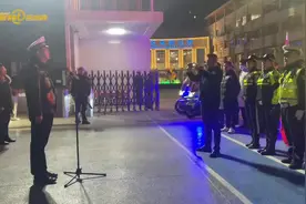 西安公安交警高新大队开展违停夜间提醒 多次提醒仍不改将受罚图片